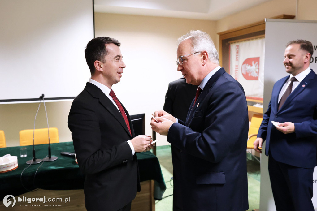Starosta w uścisku z burmistrzem Biłgoraja. Obecni także wójtowie i radni powiatowi...