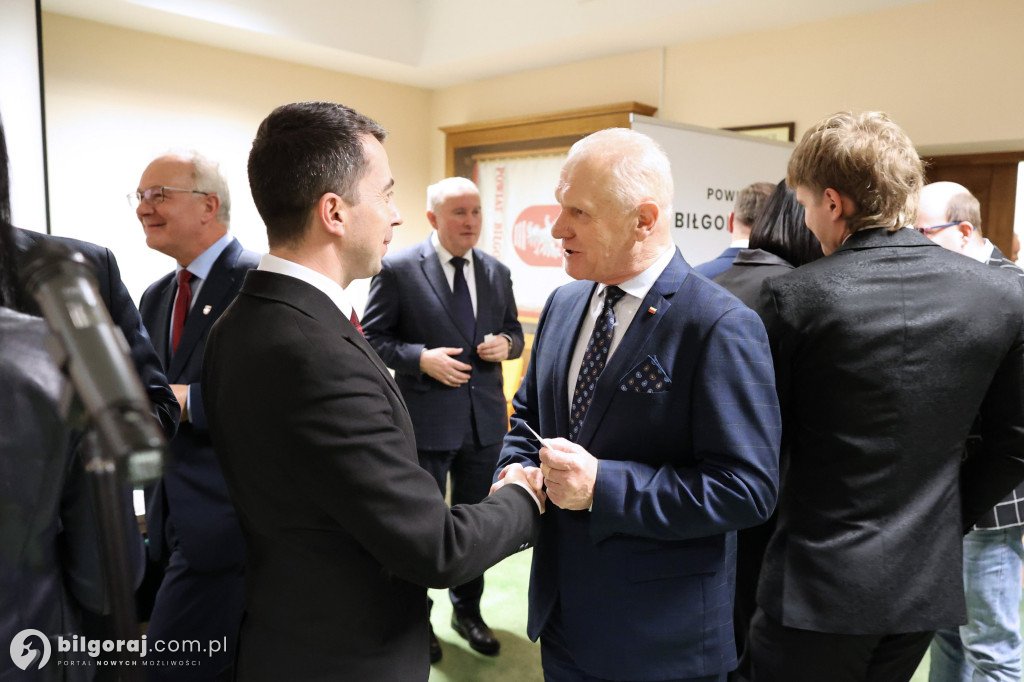 Starosta w uścisku z burmistrzem Biłgoraja. Obecni także wójtowie i radni powiatowi...