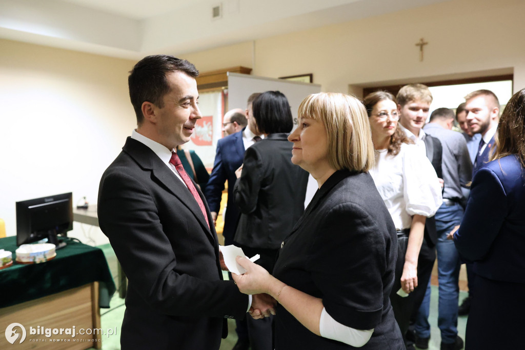 Starosta w uścisku z burmistrzem Biłgoraja. Obecni także wójtowie i radni powiatowi...