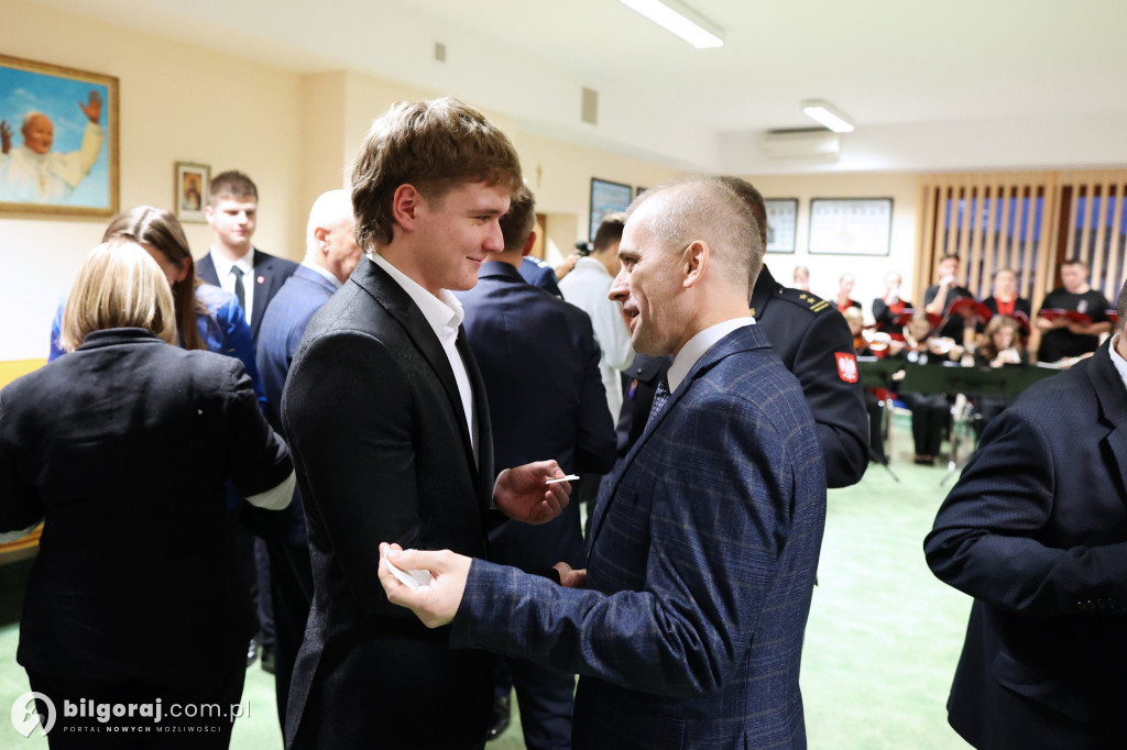 Starosta w uścisku z burmistrzem Biłgoraja. Obecni także wójtowie i radni powiatowi...