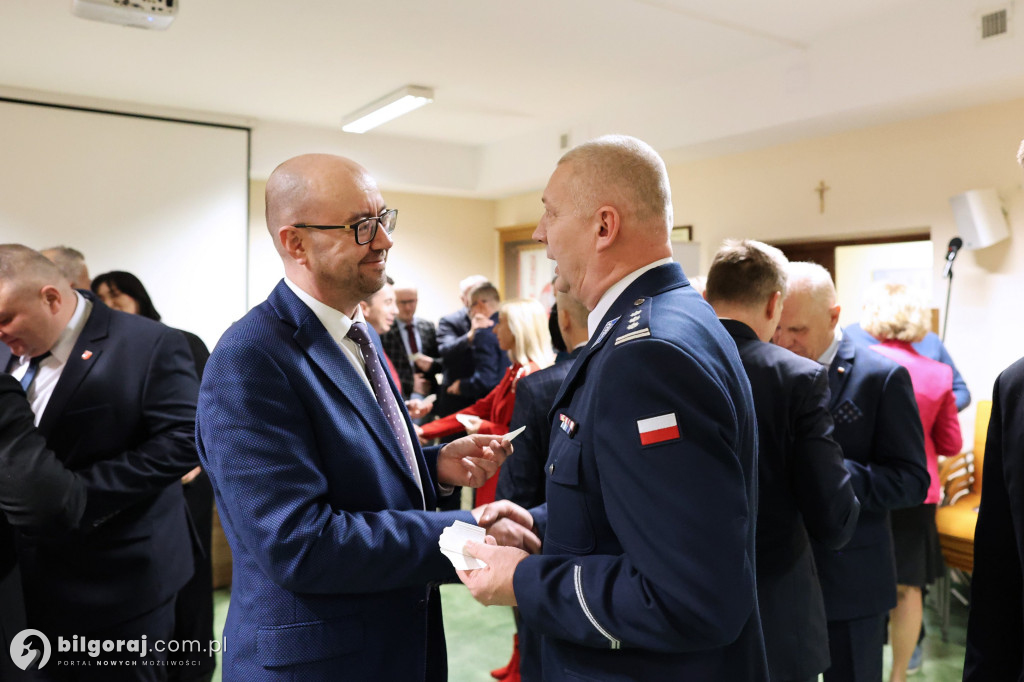 Starosta w uścisku z burmistrzem Biłgoraja. Obecni także wójtowie i radni powiatowi...