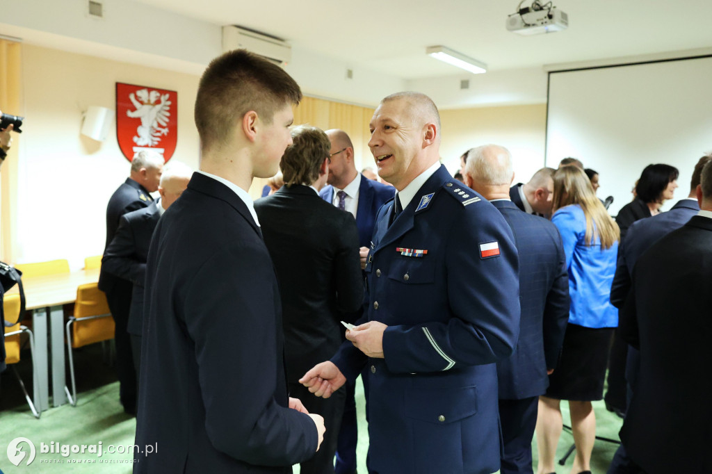 Starosta w uścisku z burmistrzem Biłgoraja. Obecni także wójtowie i radni powiatowi...