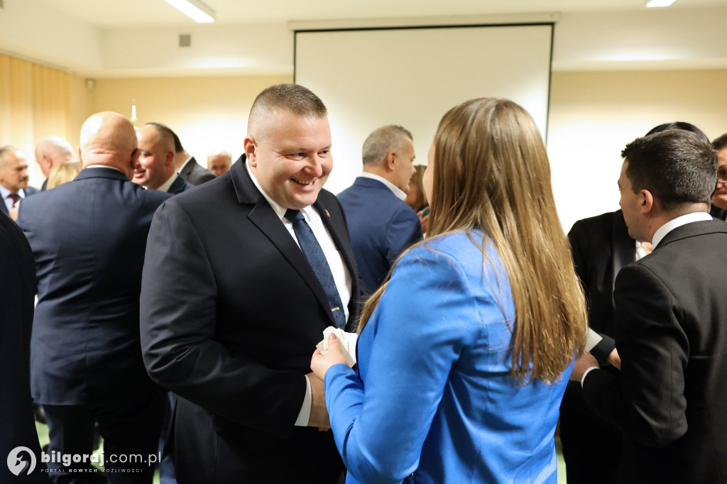 Starosta w uścisku z burmistrzem Biłgoraja. Obecni także wójtowie i radni powiatowi...