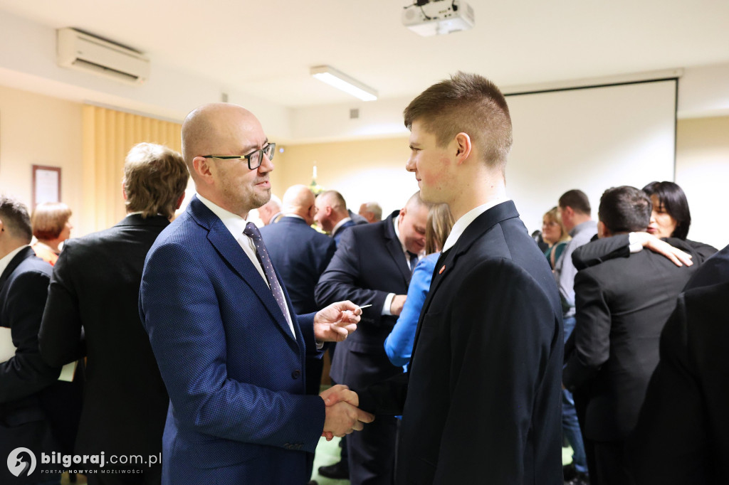 Starosta w uścisku z burmistrzem Biłgoraja. Obecni także wójtowie i radni powiatowi...
