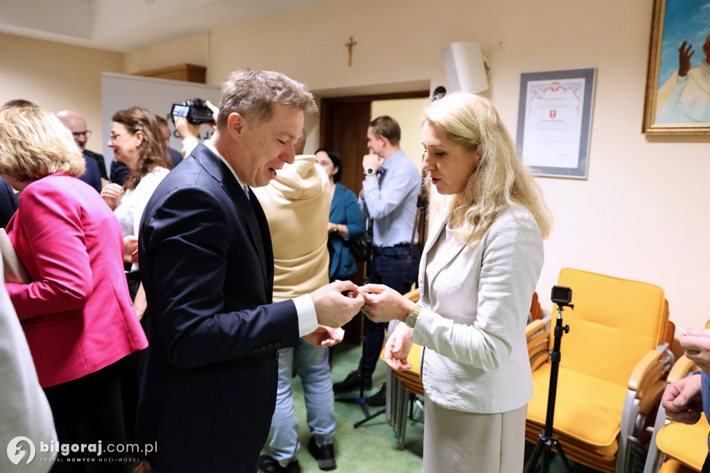 Starosta w uścisku z burmistrzem Biłgoraja. Obecni także wójtowie i radni powiatowi...
