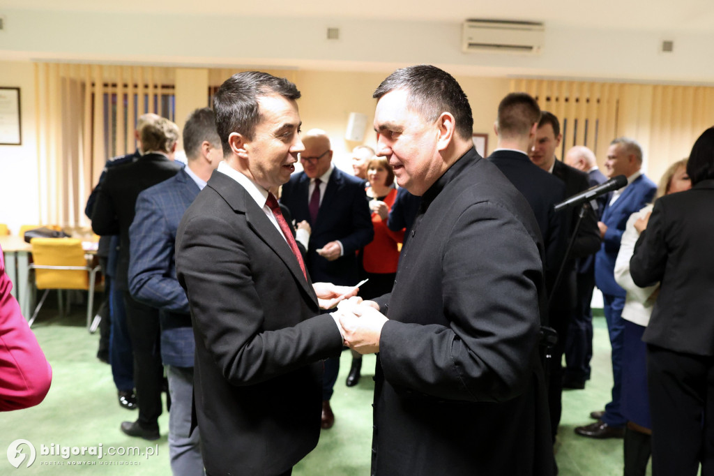 Starosta w uścisku z burmistrzem Biłgoraja. Obecni także wójtowie i radni powiatowi...