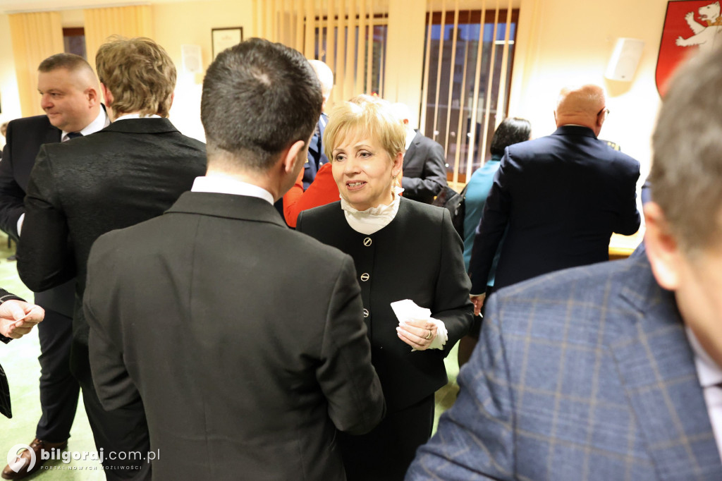 Starosta w uścisku z burmistrzem Biłgoraja. Obecni także wójtowie i radni powiatowi...