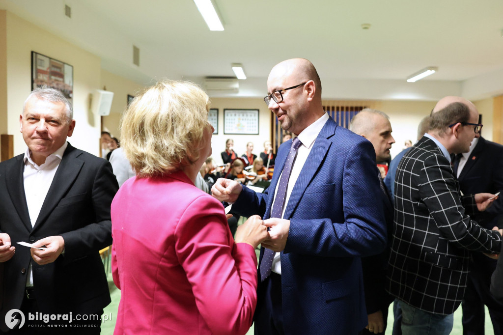Starosta w uścisku z burmistrzem Biłgoraja. Obecni także wójtowie i radni powiatowi...