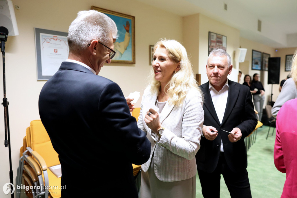 Starosta w uścisku z burmistrzem Biłgoraja. Obecni także wójtowie i radni powiatowi...
