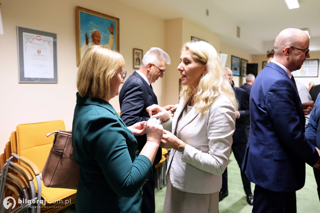 Starosta w uścisku z burmistrzem Biłgoraja. Obecni także wójtowie i radni powiatowi...
