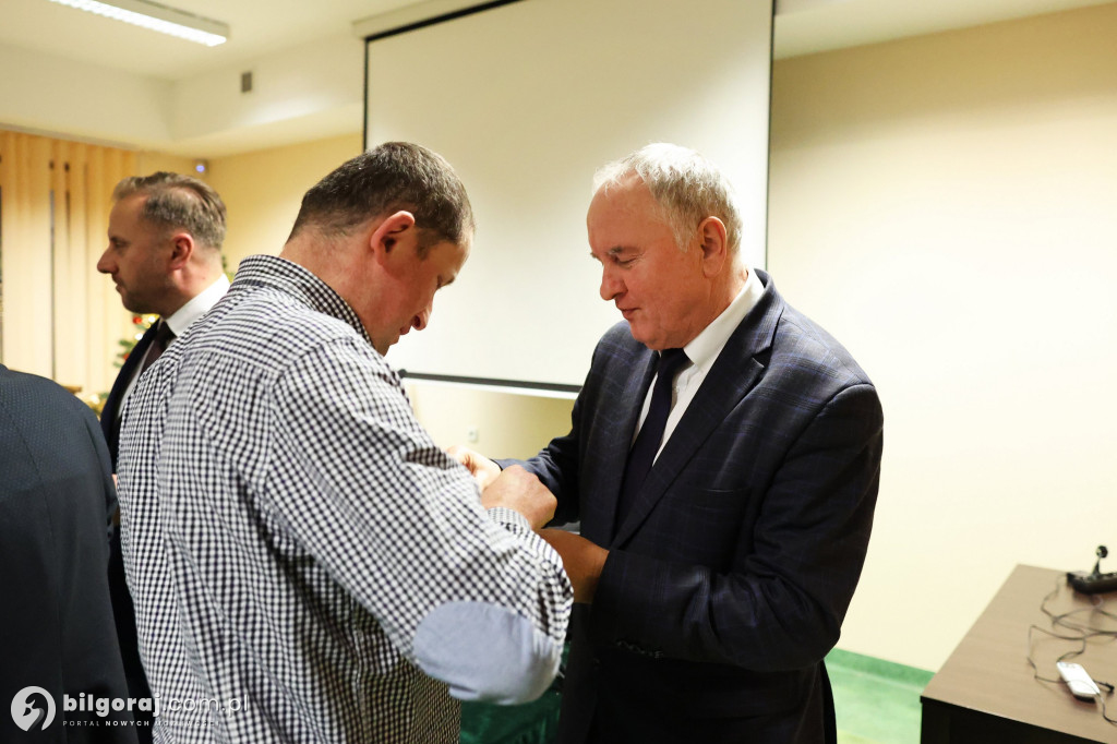Starosta w uścisku z burmistrzem Biłgoraja. Obecni także wójtowie i radni powiatowi...