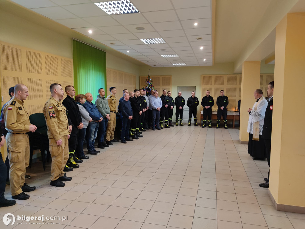 Strażacy przełamali się opłatkiem