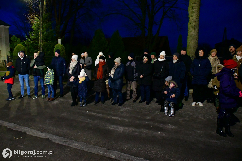 Kolędowanie w Goraju. Śpiewano przy żywej szopce