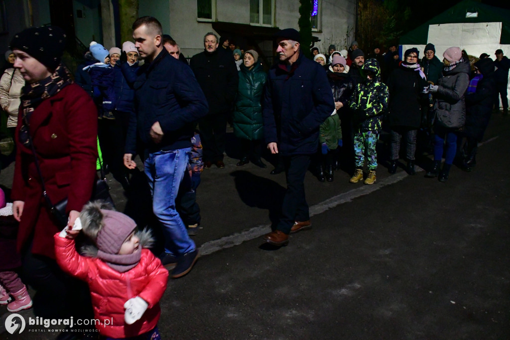 Kolędowanie w Goraju. Śpiewano przy żywej szopce