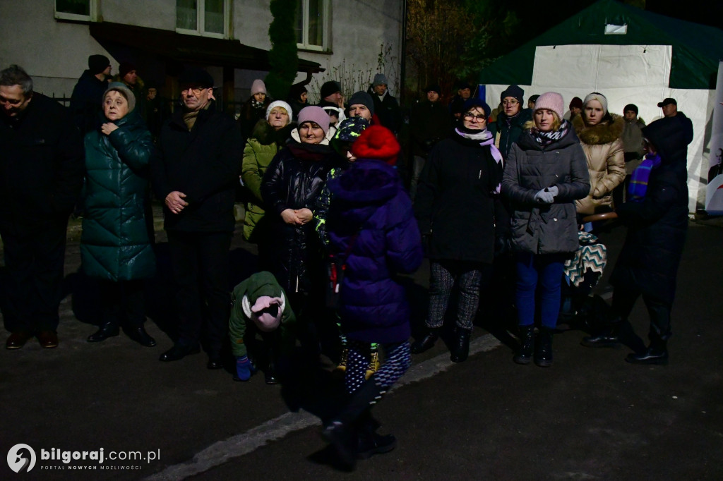 Kolędowanie w Goraju. Śpiewano przy żywej szopce