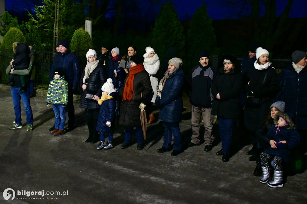 Kolędowanie w Goraju. Śpiewano przy żywej szopce