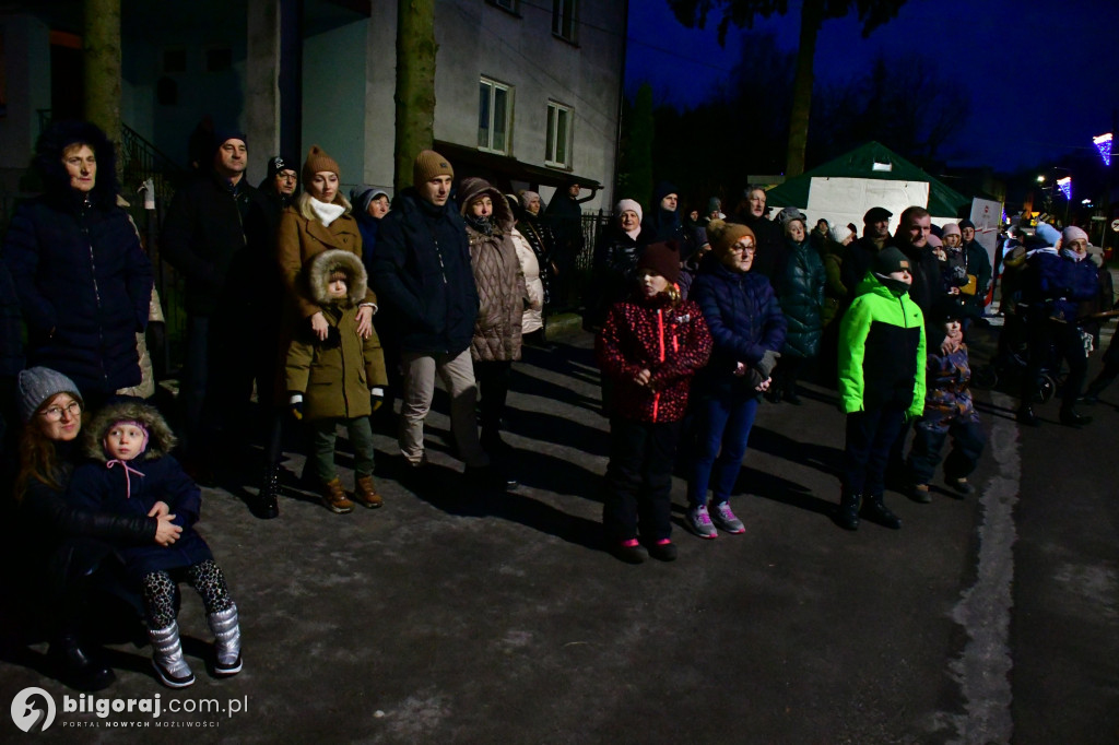 Kolędowanie w Goraju. Śpiewano przy żywej szopce