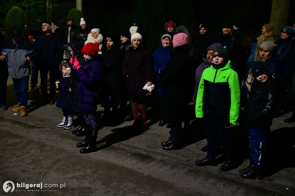 Kolędowanie w Goraju. Śpiewano przy żywej szopce