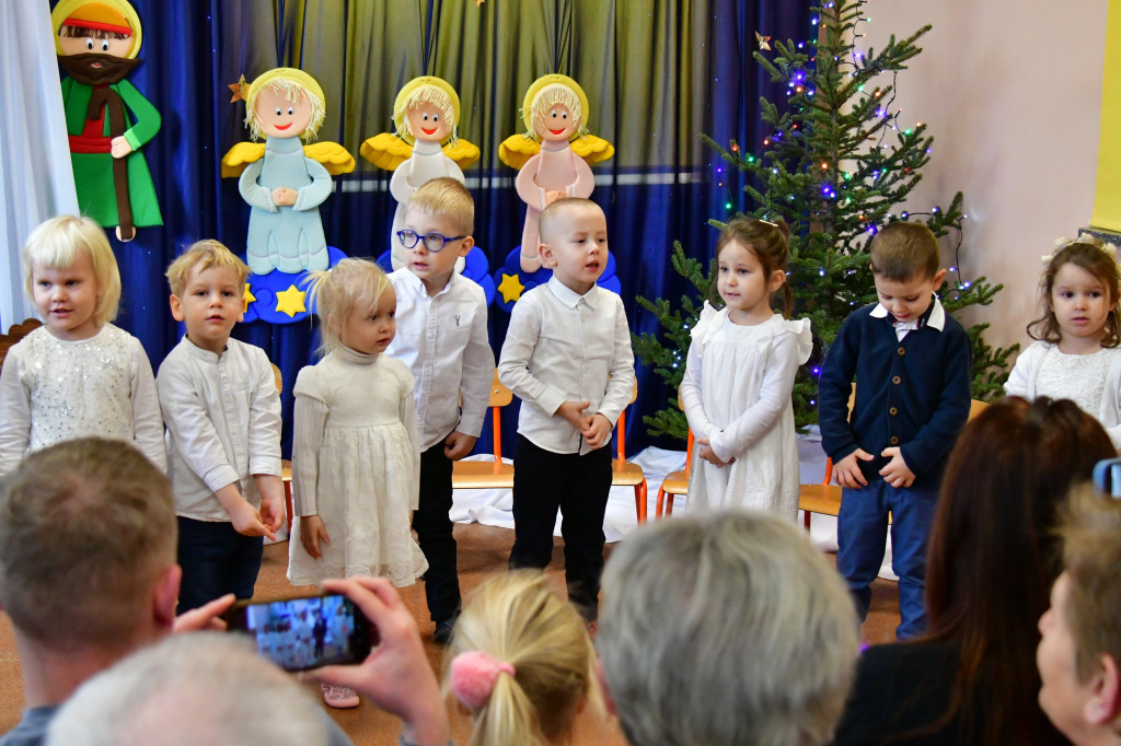 Kolędowanie z babcią i dziadkiem w Katolickim Przedszkolu w Biłgoraju