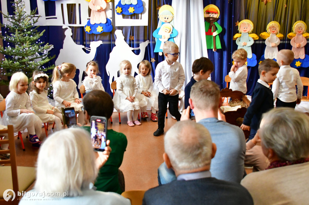 Kolędowanie z babcią i dziadkiem w Katolickim Przedszkolu w Biłgoraju