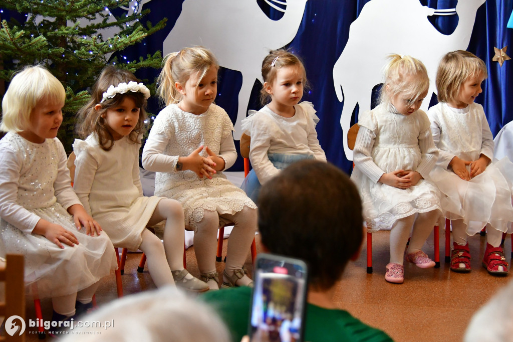 Kolędowanie z babcią i dziadkiem w Katolickim Przedszkolu w Biłgoraju