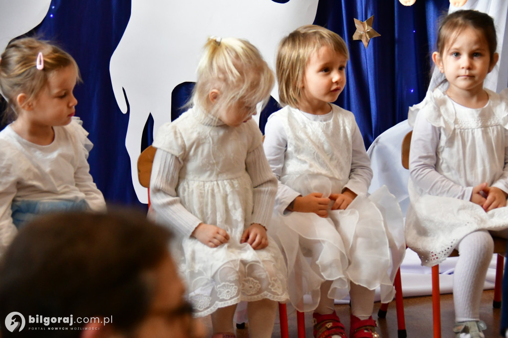 Kolędowanie z babcią i dziadkiem w Katolickim Przedszkolu w Biłgoraju