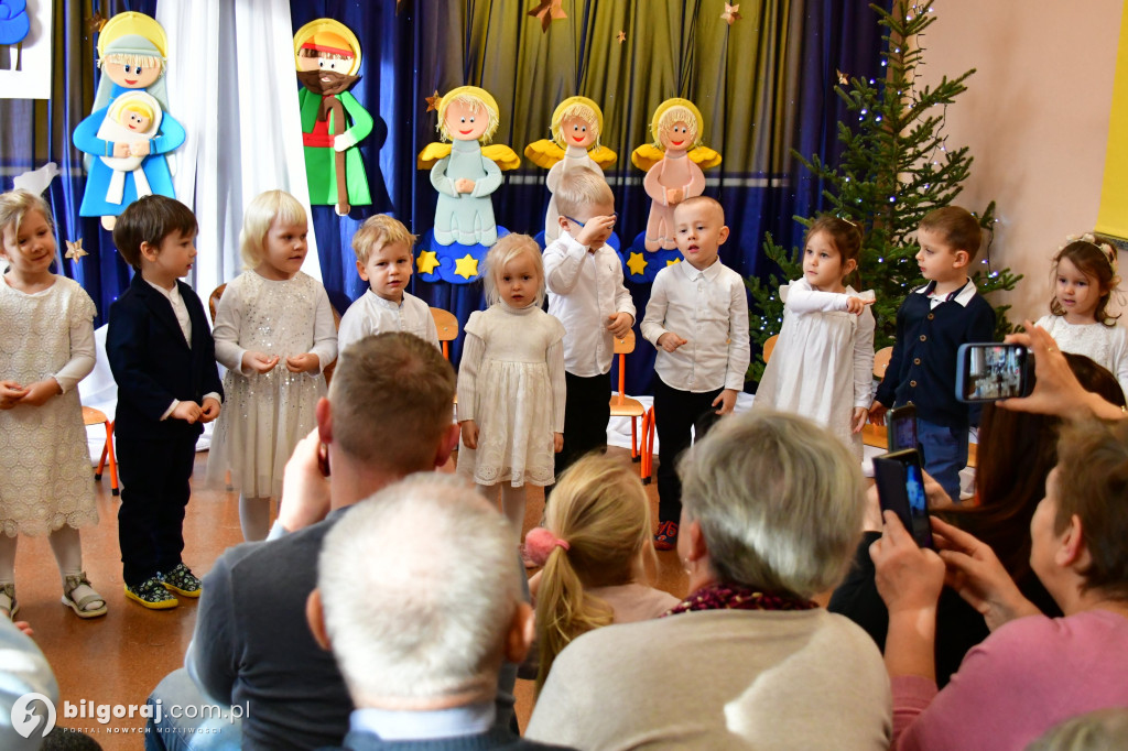Kolędowanie z babcią i dziadkiem w Katolickim Przedszkolu w Biłgoraju