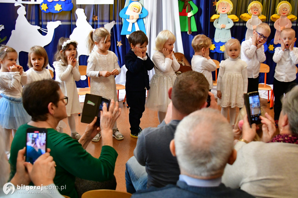 Kolędowanie z babcią i dziadkiem w Katolickim Przedszkolu w Biłgoraju