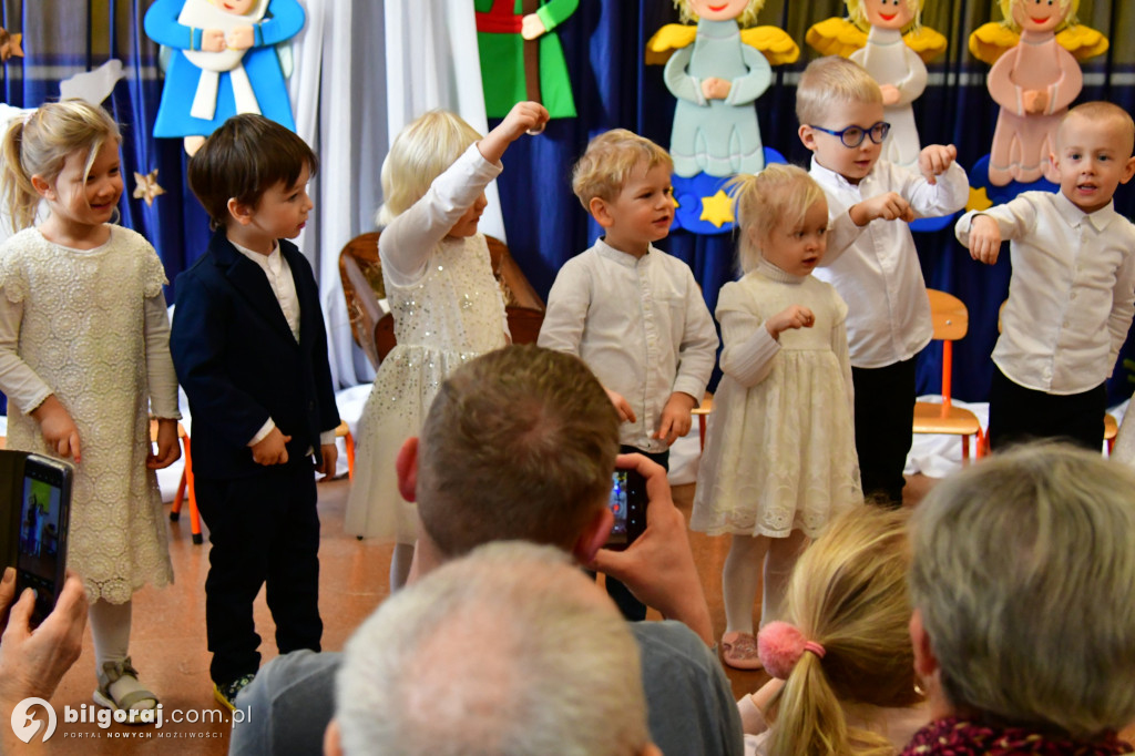 Kolędowanie z babcią i dziadkiem w Katolickim Przedszkolu w Biłgoraju