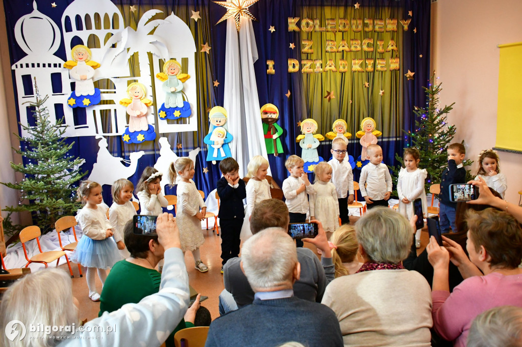 Kolędowanie z babcią i dziadkiem w Katolickim Przedszkolu w Biłgoraju