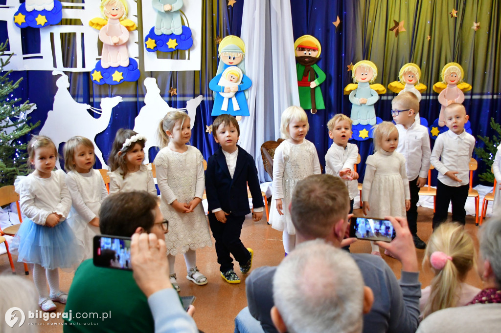 Kolędowanie z babcią i dziadkiem w Katolickim Przedszkolu w Biłgoraju