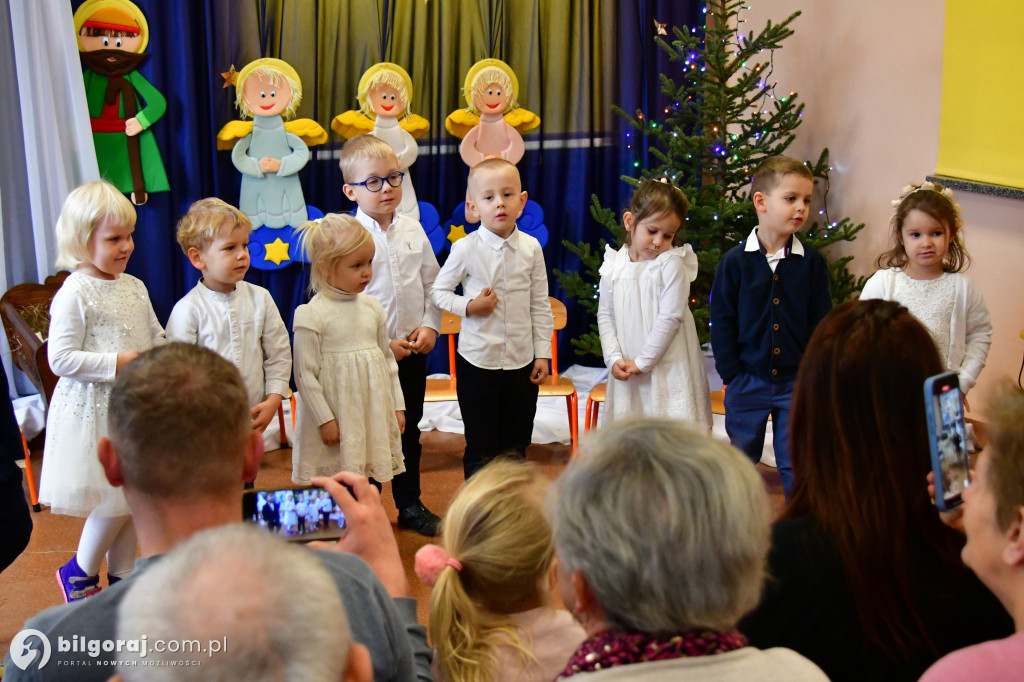 Kolędowanie z babcią i dziadkiem w Katolickim Przedszkolu w Biłgoraju