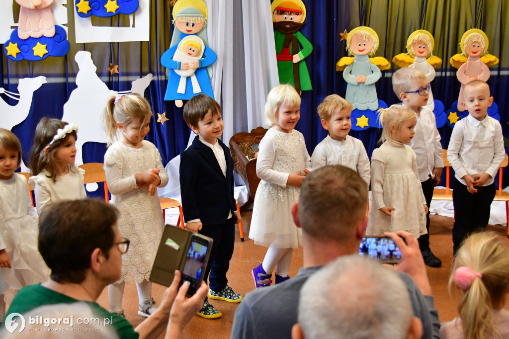 Kolędowanie z babcią i dziadkiem w Katolickim Przedszkolu w Biłgoraju