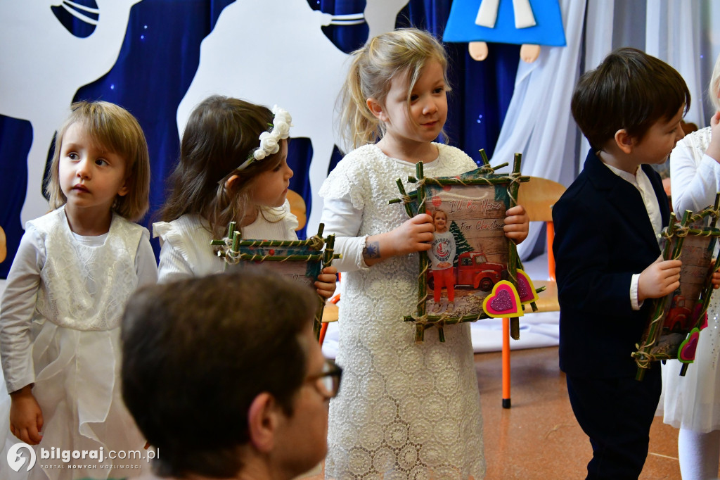 Kolędowanie z babcią i dziadkiem w Katolickim Przedszkolu w Biłgoraju