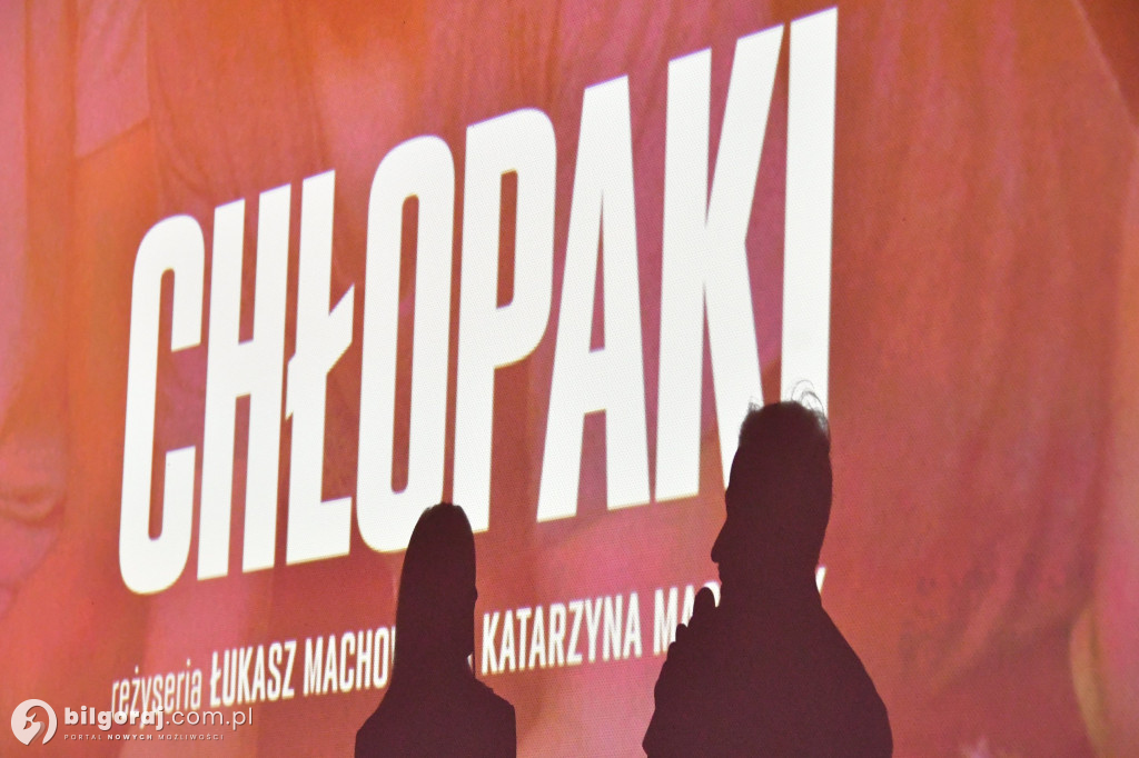 Chłopaki w biłgorajskim kinie
