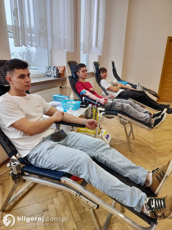 Czy wiesz, ile osób oddało krew w tym roku w RCEZ? Wynik Ciebie zaskoczy!