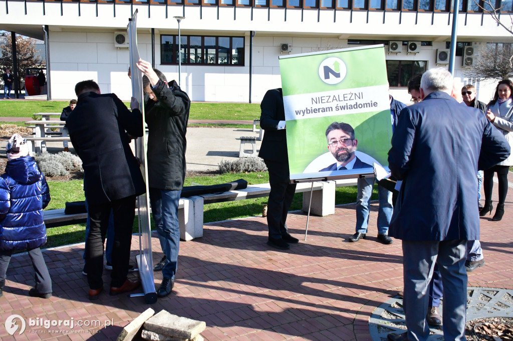 Niezależni zaprezentowali kandydatów na radnych. Konferencja odbyła się za biłgorajskim ratuszem...