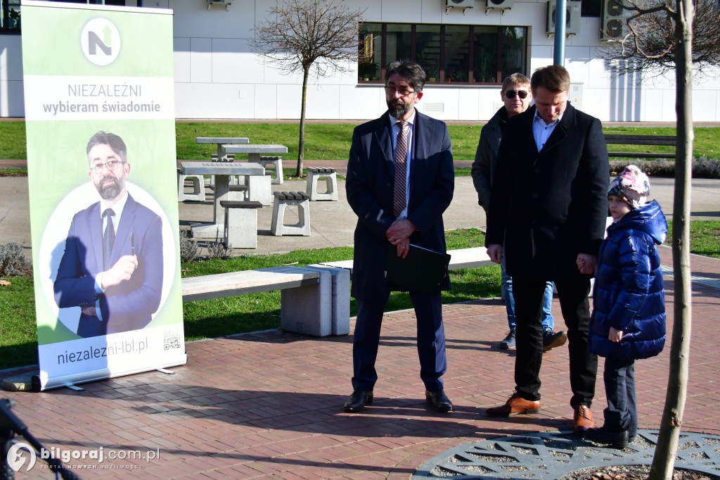Niezależni zaprezentowali kandydatów na radnych. Konferencja odbyła się za biłgorajskim ratuszem...