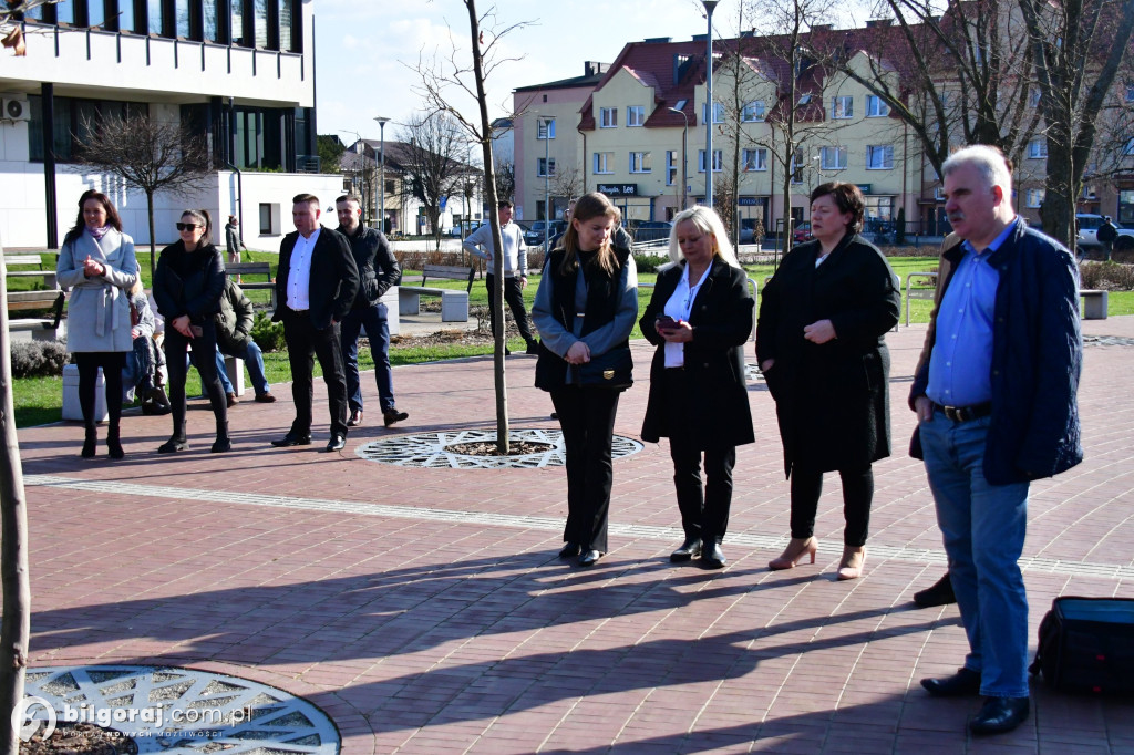 Niezależni zaprezentowali kandydatów na radnych. Konferencja odbyła się za biłgorajskim ratuszem...