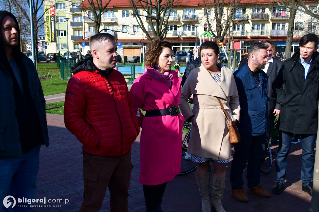 Niezależni zaprezentowali kandydatów na radnych. Konferencja odbyła się za biłgorajskim ratuszem...