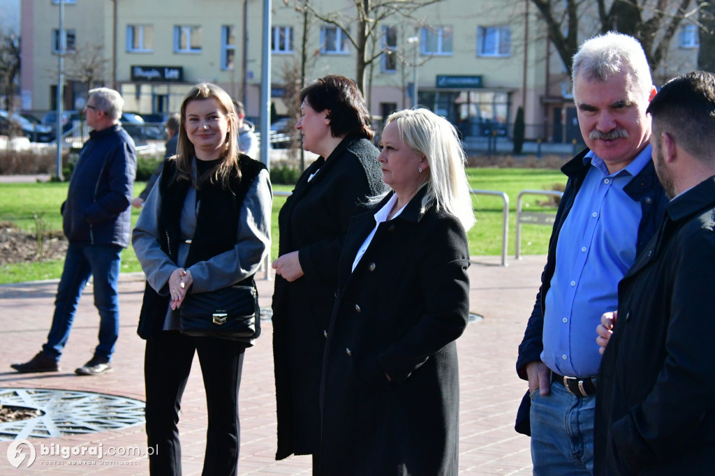 Niezależni zaprezentowali kandydatów na radnych. Konferencja odbyła się za biłgorajskim ratuszem...