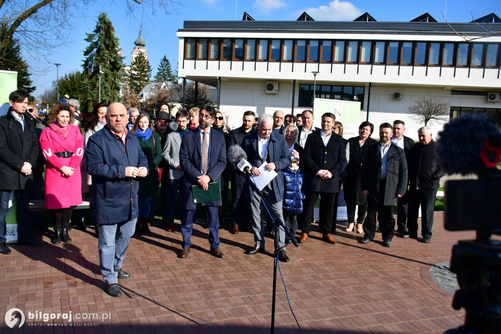 Niezależni zaprezentowali kandydatów na radnych. Konferencja odbyła się za biłgorajskim ratuszem...