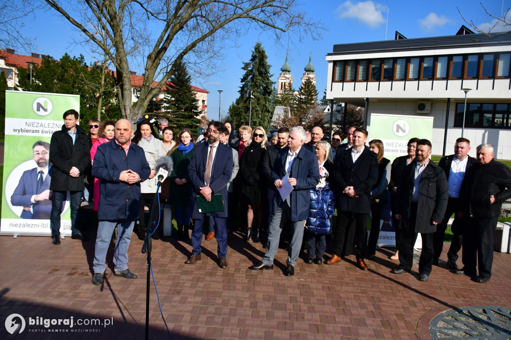 Niezależni zaprezentowali kandydatów na radnych. Konferencja odbyła się za biłgorajskim ratuszem...