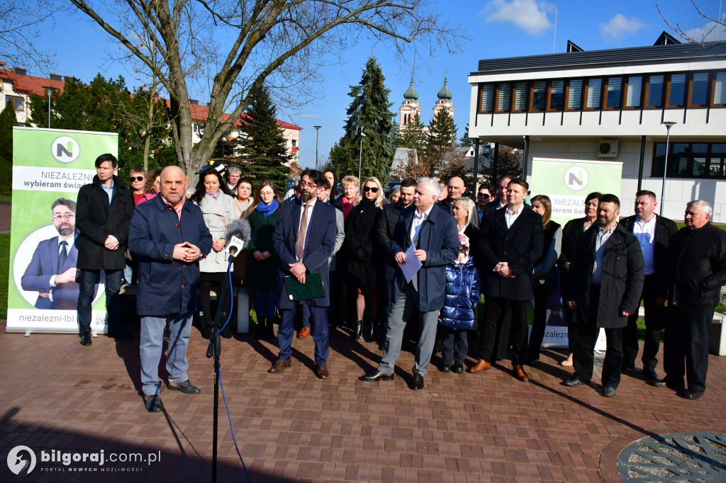 Niezależni zaprezentowali kandydatów na radnych. Konferencja odbyła się za biłgorajskim ratuszem...