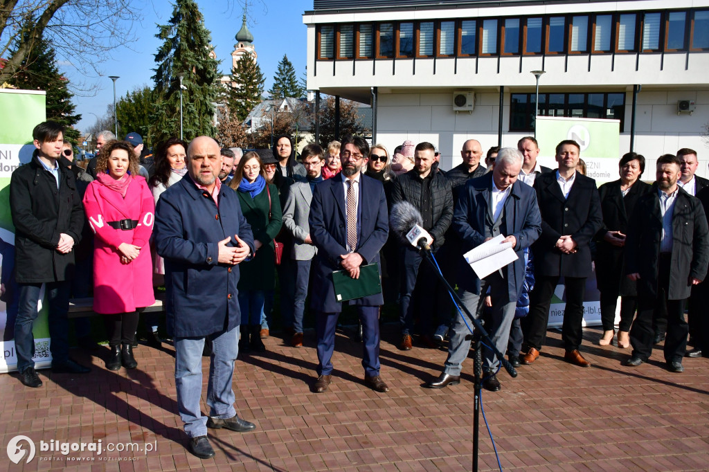 Niezależni zaprezentowali kandydatów na radnych. Konferencja odbyła się za biłgorajskim ratuszem...