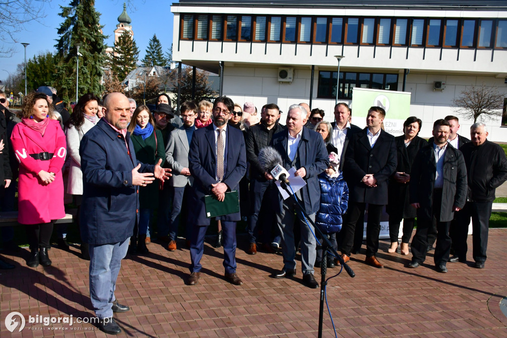 Niezależni zaprezentowali kandydatów na radnych. Konferencja odbyła się za biłgorajskim ratuszem...
