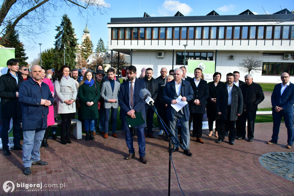 Niezależni zaprezentowali kandydatów na radnych. Konferencja odbyła się za biłgorajskim ratuszem...