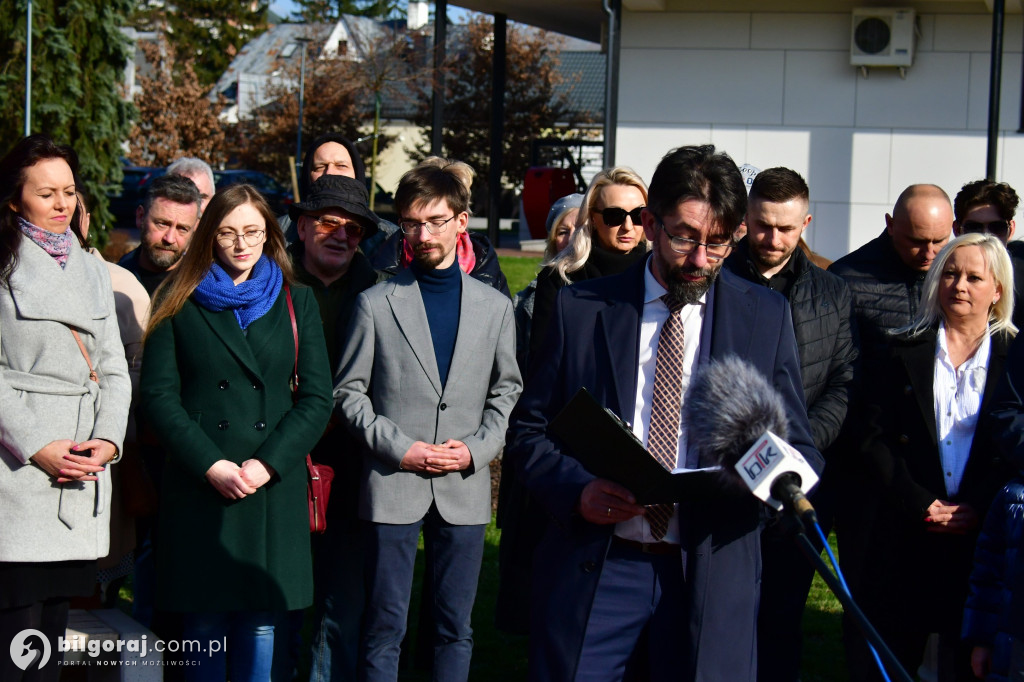 Niezależni zaprezentowali kandydatów na radnych. Konferencja odbyła się za biłgorajskim ratuszem...