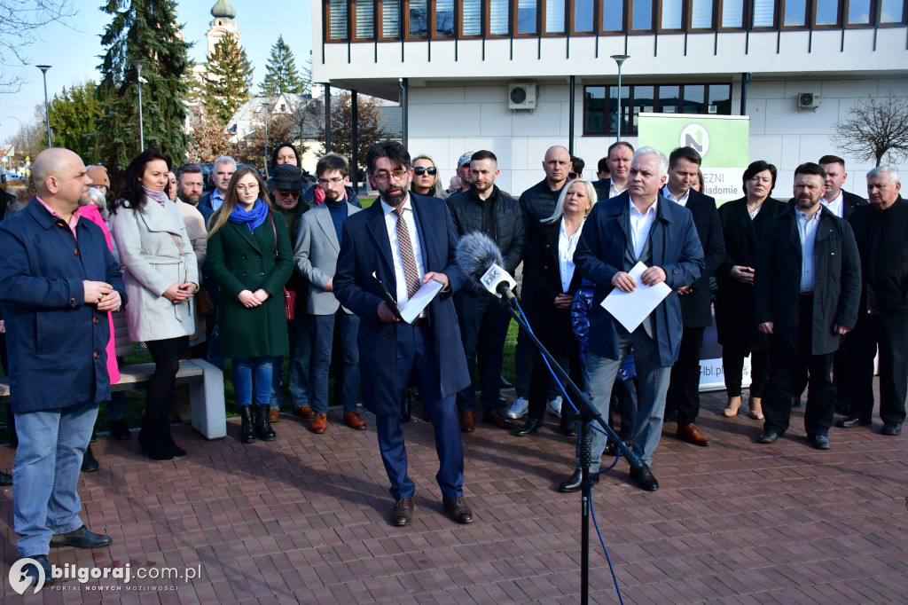 Niezależni zaprezentowali kandydatów na radnych. Konferencja odbyła się za biłgorajskim ratuszem...