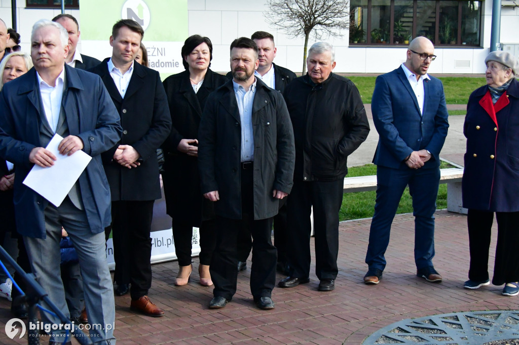 Niezależni zaprezentowali kandydatów na radnych. Konferencja odbyła się za biłgorajskim ratuszem...